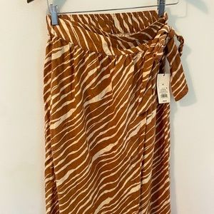 Goregous size XS skirt new with tags retails 30$